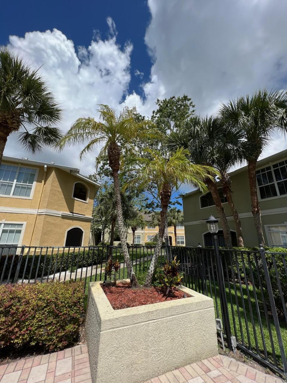 Dream Vacation Lovely Condo Minutes From Beach King Bed Heated Pool Gym Clearwater Exterior photo