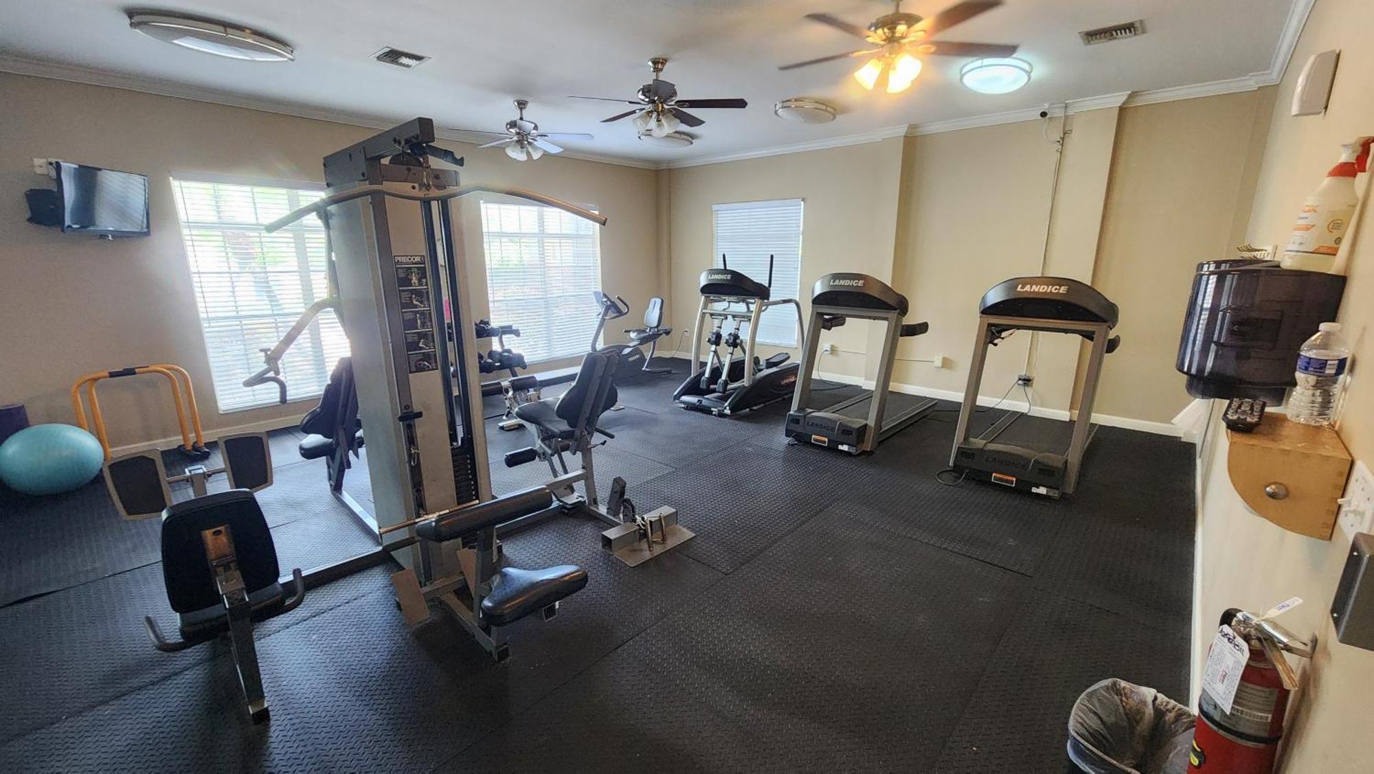 Dream Vacation Lovely Condo Minutes From Beach King Bed Heated Pool Gym Clearwater Exterior photo