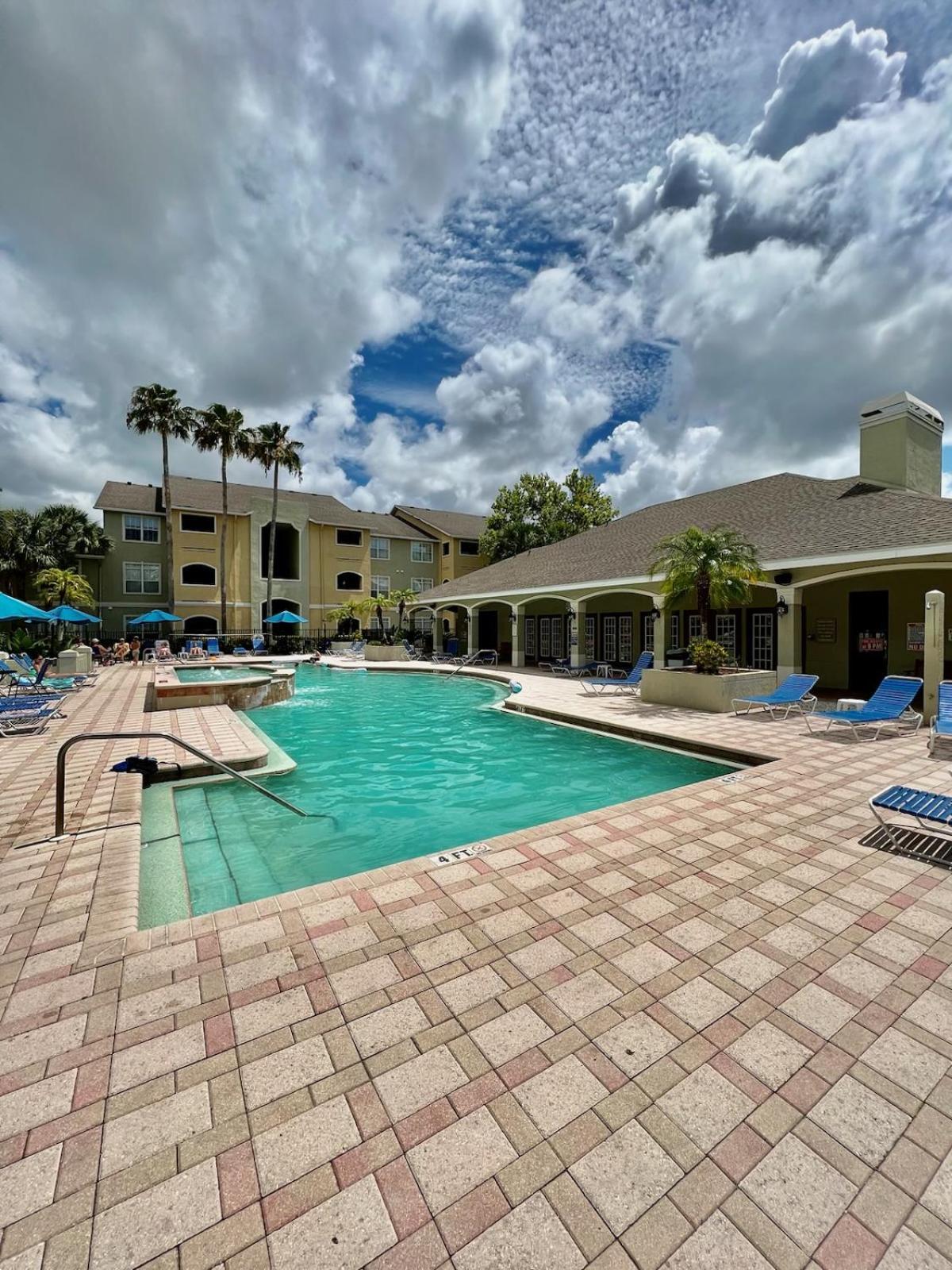 Dream Vacation Lovely Condo Minutes From Beach King Bed Heated Pool Gym Clearwater Exterior photo